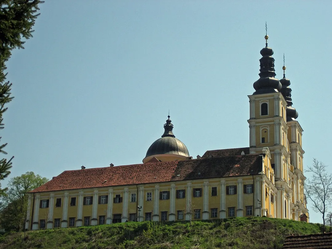 Basilika Mariatrost in Graz mit dem Nordtrakt des ehemaligen Franziskanerklosters, Österreich (Mariatrost in Graz, Österreich)