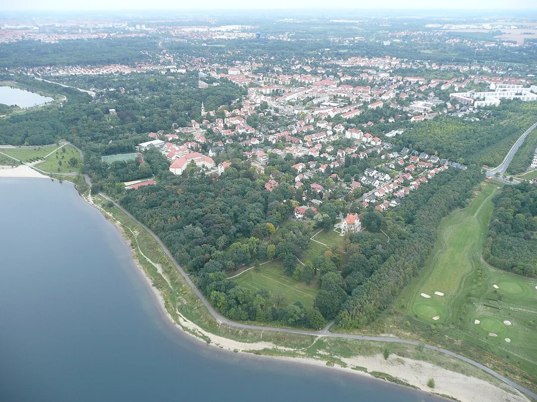 Blick auf Gautzsch, Ortsteil von Markleeberg, aus der Luft - im Vordergrund der Cospudener See