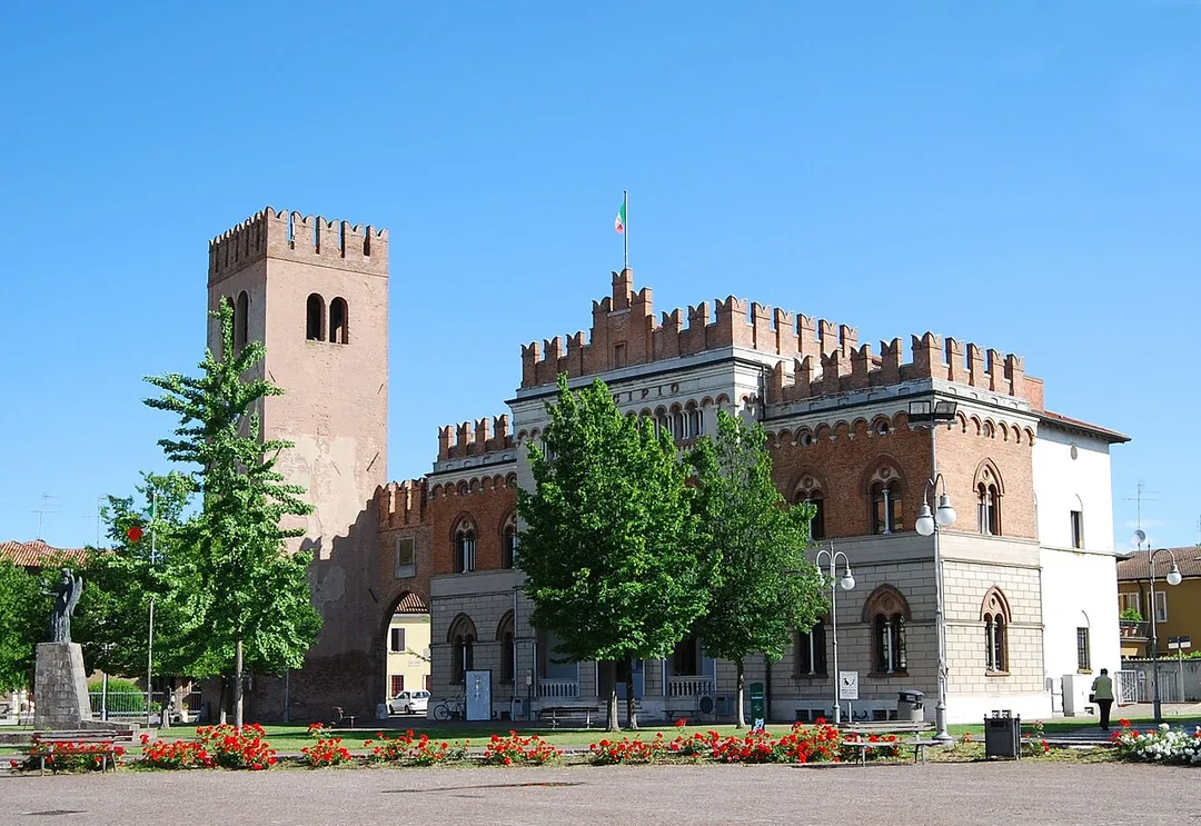 Marmirolo, torre civica e municipio.