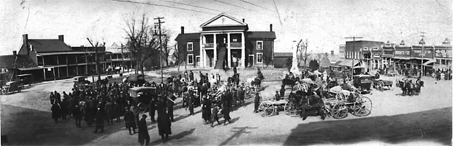 Henry_County_Courthouse_Square, Martinsville, Virginia, with horse and buggies.