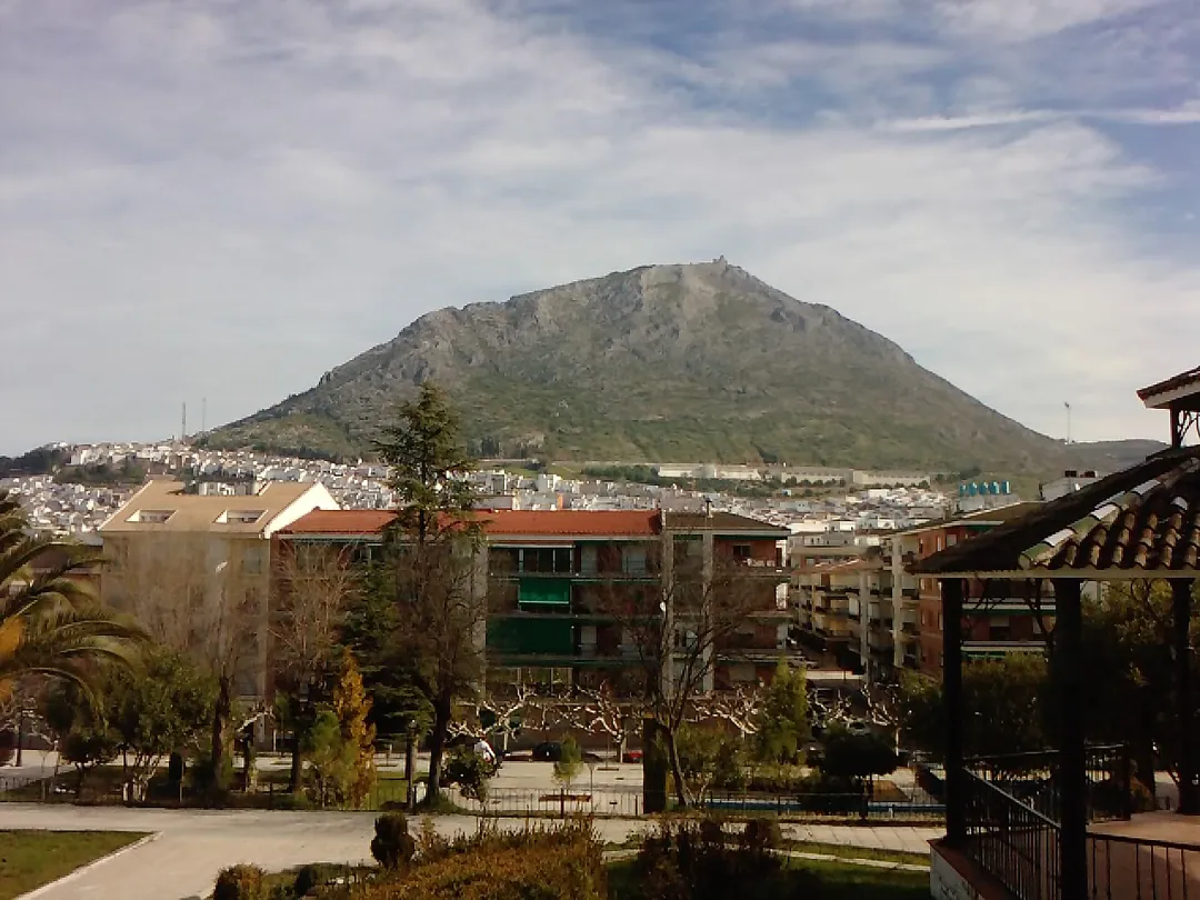 Peña de Martos, vista desde el Parque Manuel Carrasco de Martos (Jaén), España.