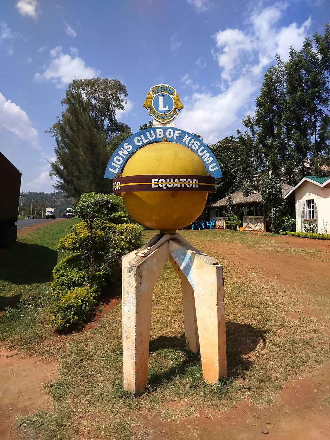 Monument marquant le passage de l'équateur terrestre sur la route nationale B1 à Maseno