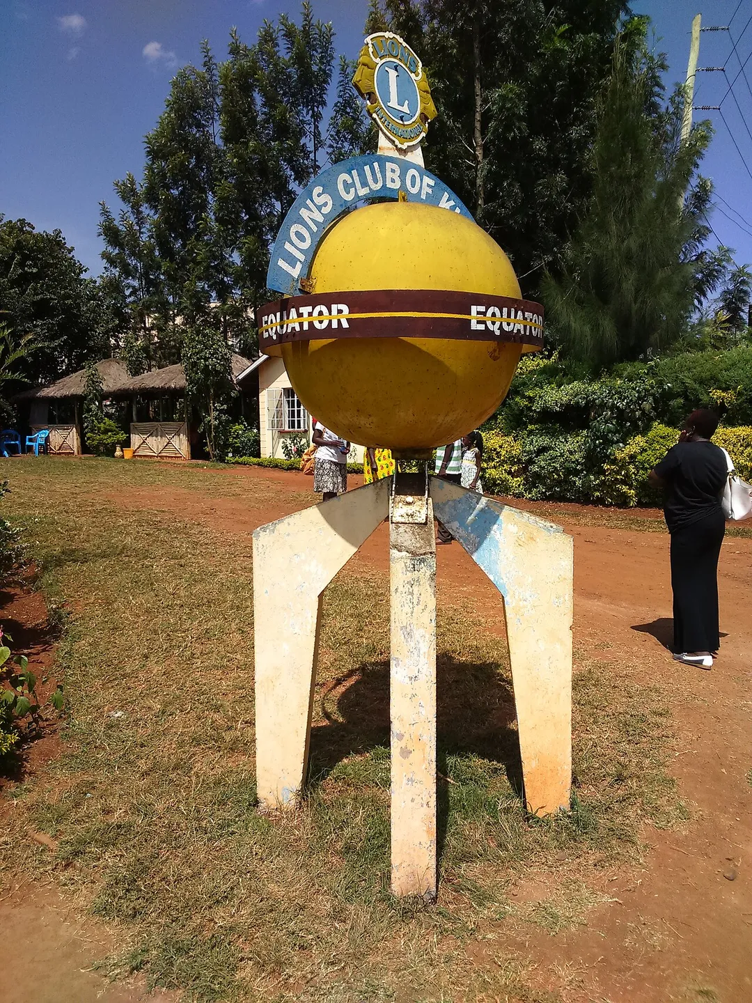 Monument marquant l'équateur terrestre à Maseno. Photo prise le long de la ligne équatoriale. À gauche l'hémisphère nord et à droite l'hémisphère sud.