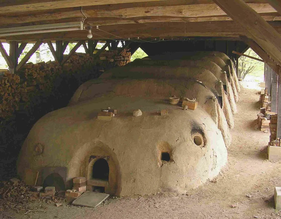 登り窯（ja:益子焼）。ja:栃木県ja:益子町内・陶芸メッセ益子にて。2006年5月、投稿者撮影。
