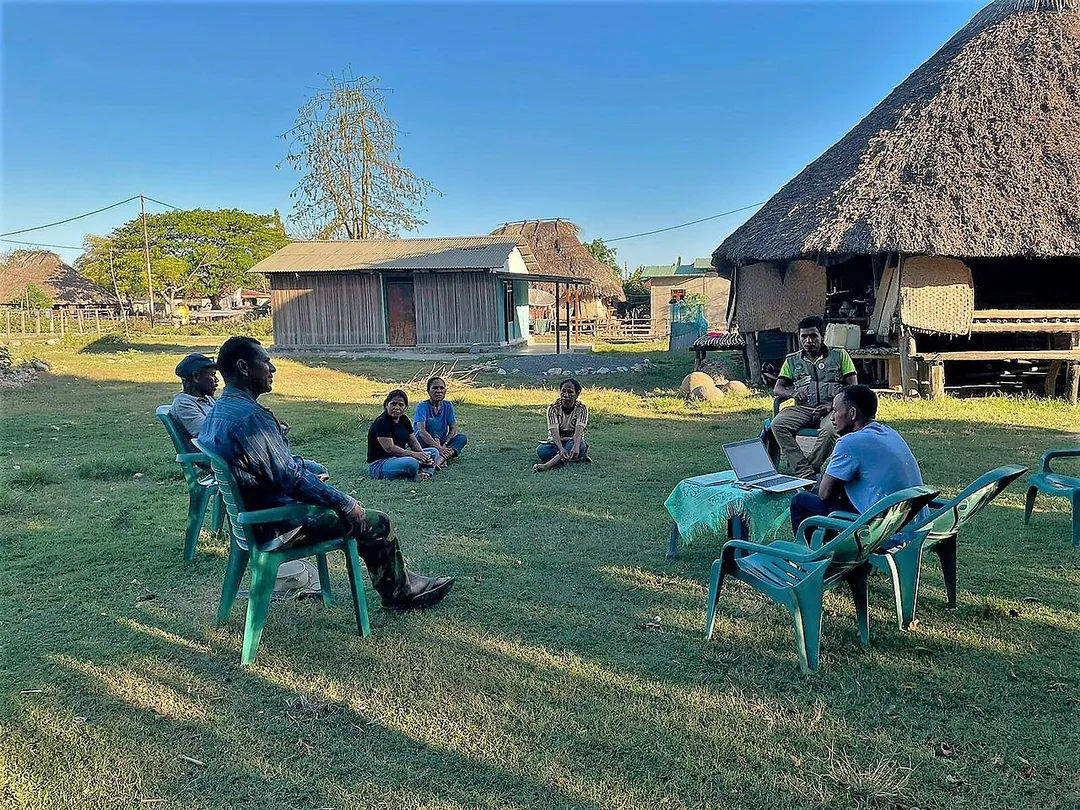 KOMUNIDADE LADUN KOPERA HO GRUPU KOKO SORTE IHA ALDEIA MATAI HODI DADA BE’E MOS.
Informasaun Media SASCAS data 24-10-2022: ekipa SASCAS halao vizita ba iha Grupu Koko Sorte iha Aldeia Matai, Suku Matai Postu administrativu Maucatar Munisipiu Covalima hodi hare atividade ne’ebe maka grupu ne’e halo hanesan dada be’e mos no hadia tanki antirior sira.
Tuir Jestor SASCAS-PM Sr. Antonio Ximenes informa katak, observasaun ne’ebѐ ekipa halao iha terenu nota katak, servisu koordenasaun entre grupu ho komunidade lao ona maibe sidauk hetan partesipasan masimu husi komunidade sira, nune’e grupu koko sorte sidauk bele realiza implementsaun projeito dada be’e mos ba komunidade benifisiario sira.
Sr. Antonio Ximenes komenta Grupu Koko Sorte halo enkontru dala rua maibe rai nain ne’ebe fo rai atu hari tanki be’e mos ladun apoio masimu ba projeito tanki ne’ebe hari iha ninia rai, tamba ne’e projeito ne’e sidauk bele realiza.
Por enkuanto Jestor Sr. Antonio Ximenes hateten nia parte rekomenda ba iha Grupu Koko Sorte atu muda fali ba fatin anterior ba iha fatin seluk, rekomendasaun ne’e hetan resposta positivo husi Komunidade beneficiario no iha tempo badak Grupo koko sorte sei update rezultadu encontro semana ne’e hodi haha kedas lansamentu ba fatuk dahuluk.

Atu informa katak, Orsamentu ne’ebe SASCAS Fo Apoio ba Grupu Koko Sorte ho total $8000.00. iha fase dahuluk 40% SASCAS transfere ona montante hamutuk $3,199.00. Remata*