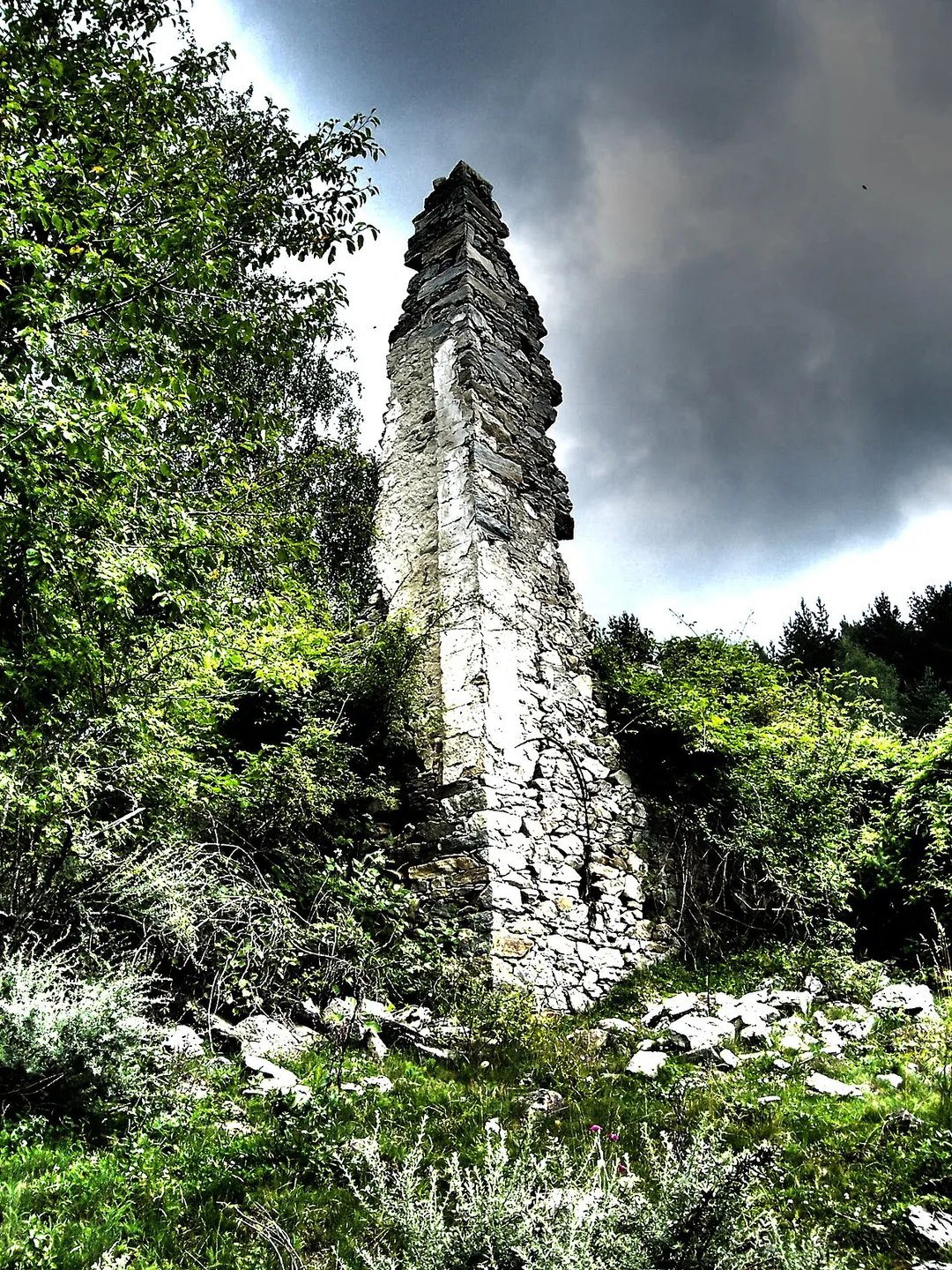 Ruins in the village of Tisovo (Maurochori).