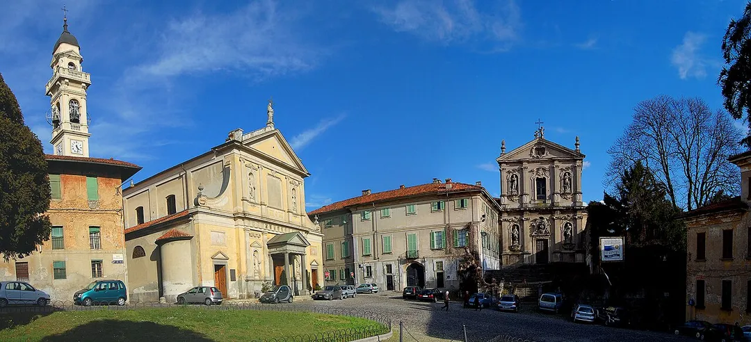 Meda (MB) 45.664746,9.155034. Panorama del monastero di S. Vittore e della piazza antistante. Brianza