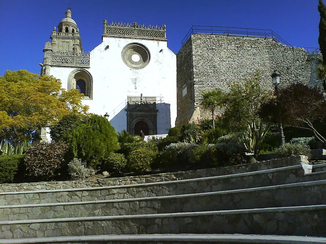 Fachada principal de la Iglesia Mayor de Santa María la Coronada. En Medina Sidonia (Cádiz)