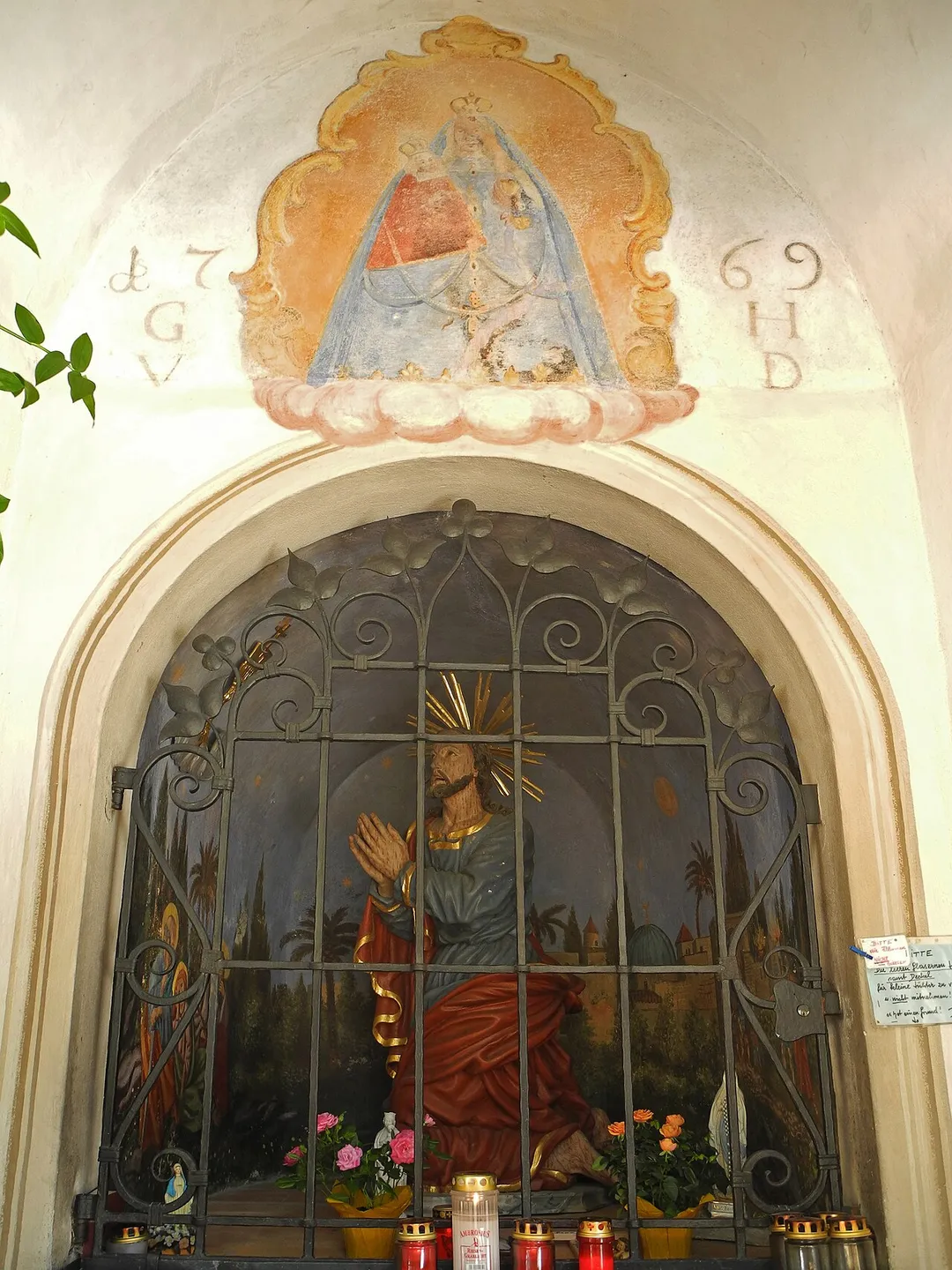 Blutschwitzerkapelle in Medraz, OT von Fulpmes im Stubaital; in der Rundbogennische eine lebensgroße polychrome Schnitzfigur „Christus am Ölberg“ aus der ersten Hälfte des 18. Jhdts. vor einem gemalten Ölberghintergrund; im Mauerzwickel über der Rundbogenöffnung eine gemalte Darstellung des Gnadenbildes von Maria Waldrast.