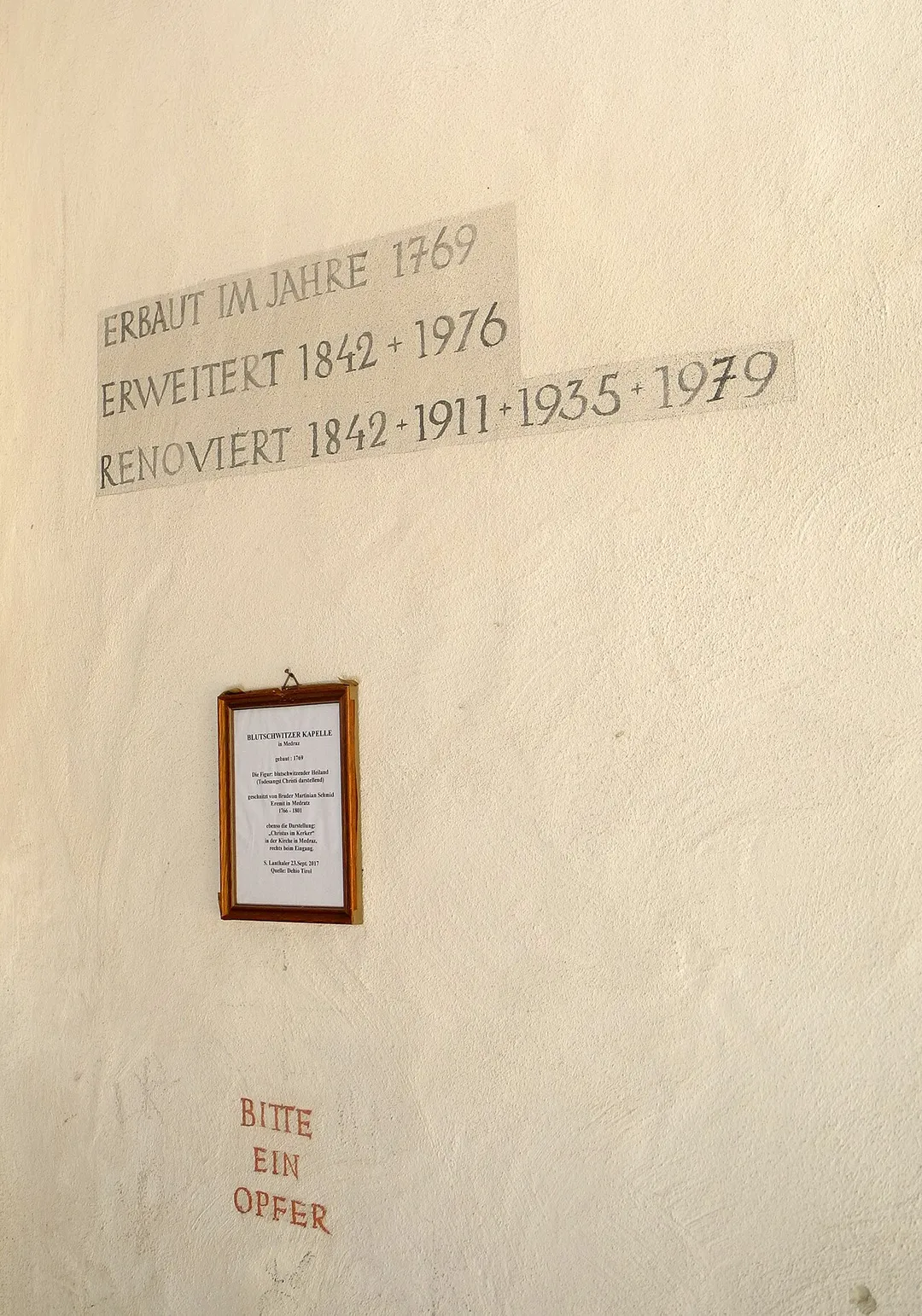 Infowand mit Renovierungsdaten an der Blutschwitzerkapelle in Medraz, OT von Fulpmes im Stubaital