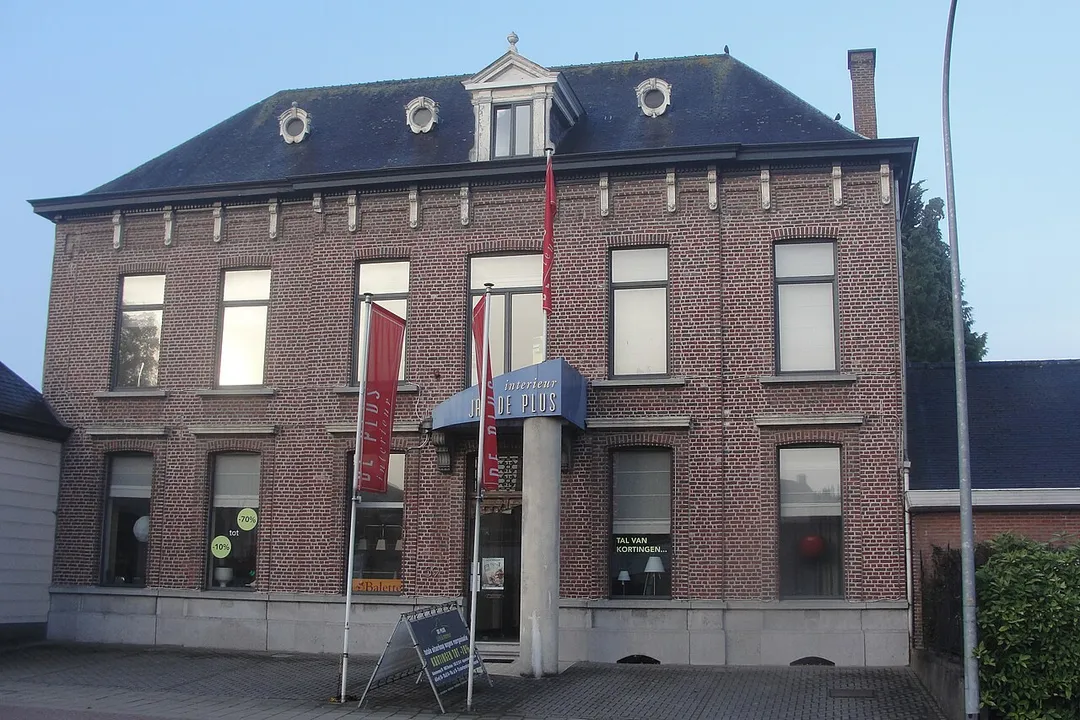 Burgerhuis uit tweede helft 19de eeuw op de dorpsplaats te Meerbeke.