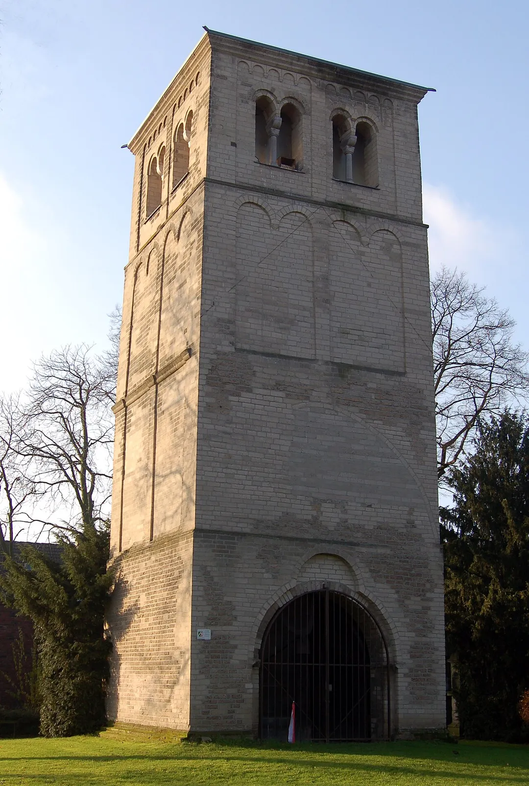 Alter Kirchturm in Meerbusch-Büderich, beherbergt ein Mahnmal von Joseph Beuys.