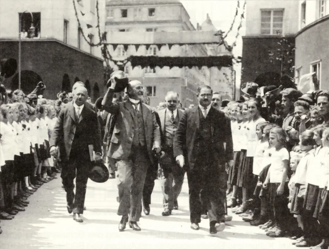 Eröffnung der Wohnhausanlage Reismannhof in Wien-Meidling durch Bürgermeister Karl Seitz, rechts Edmund Reismann, 1926