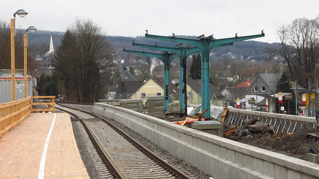 Bahnsteig am Bahnhof Meinerzhagen, Dezember 2013