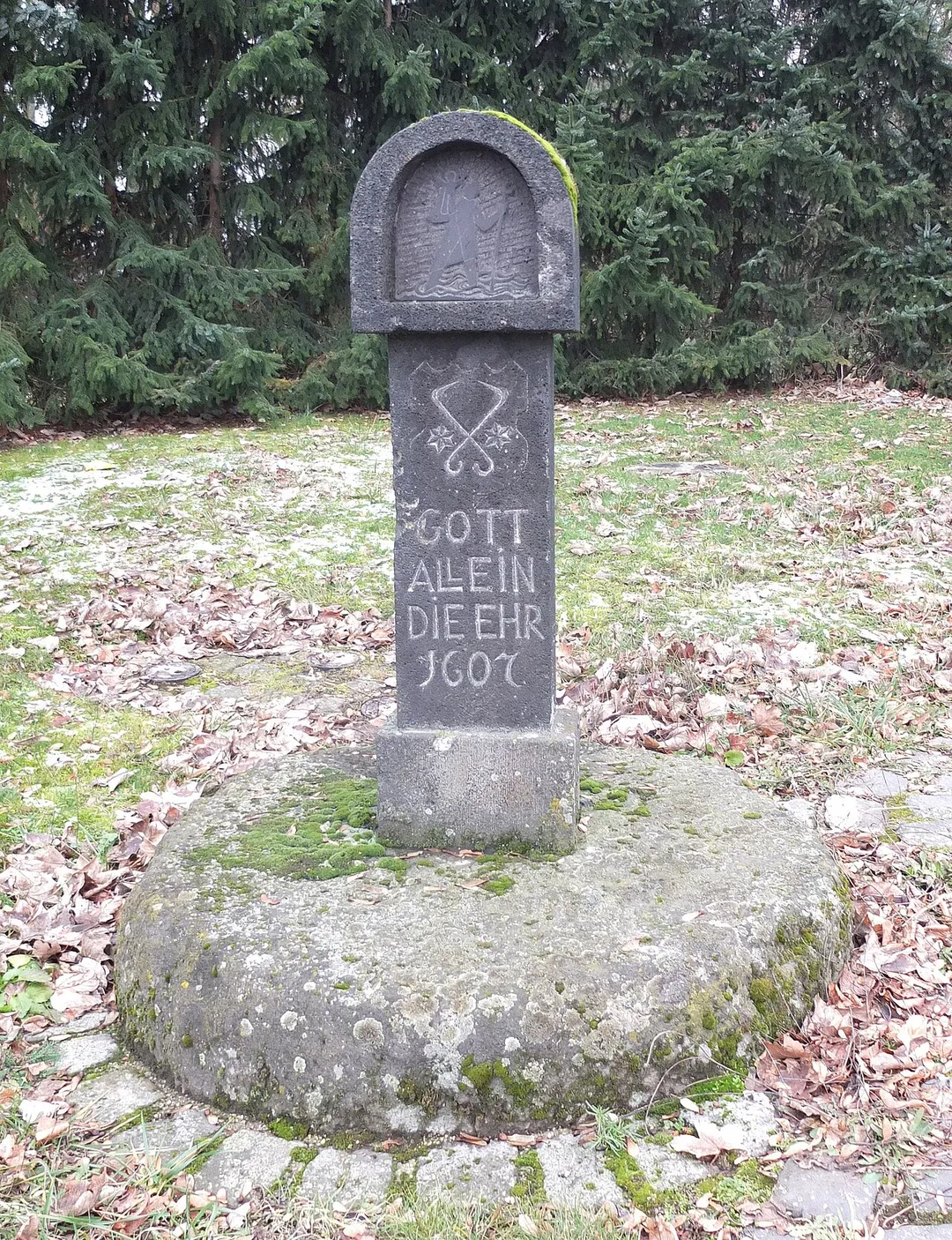 Wayside shrine near Mendig (Germany), shaft dated 1607, shrine modern.
This is a photograph of an architectural monument.It is on the list of cultural monuments of Mendig.
