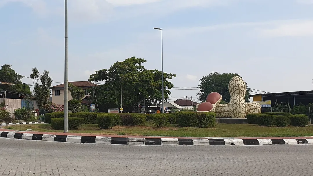 As with many roundabouts in Ipoh, this one is decorated with a sculpture three giant peanuts, representing the importance to the area.