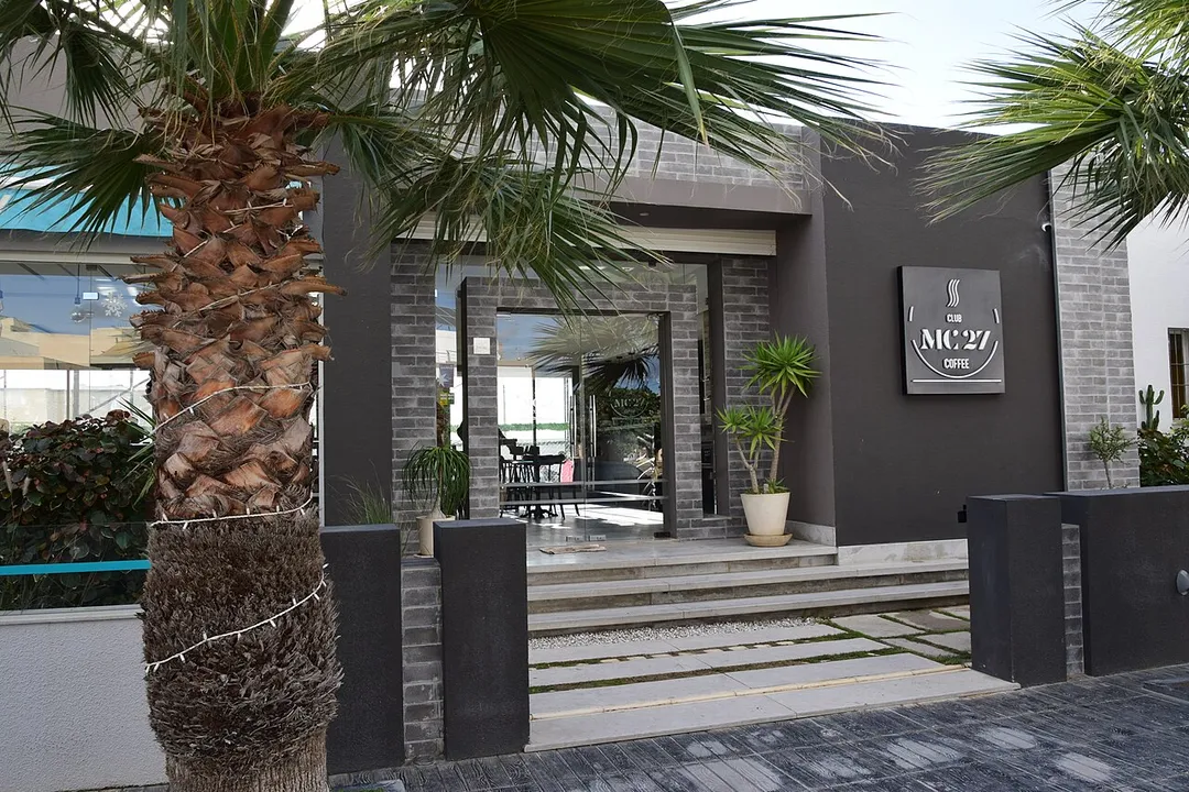 Vue du café-bar Club 27 à Menzel Temime, sur le Cap Bon en Tunisie.