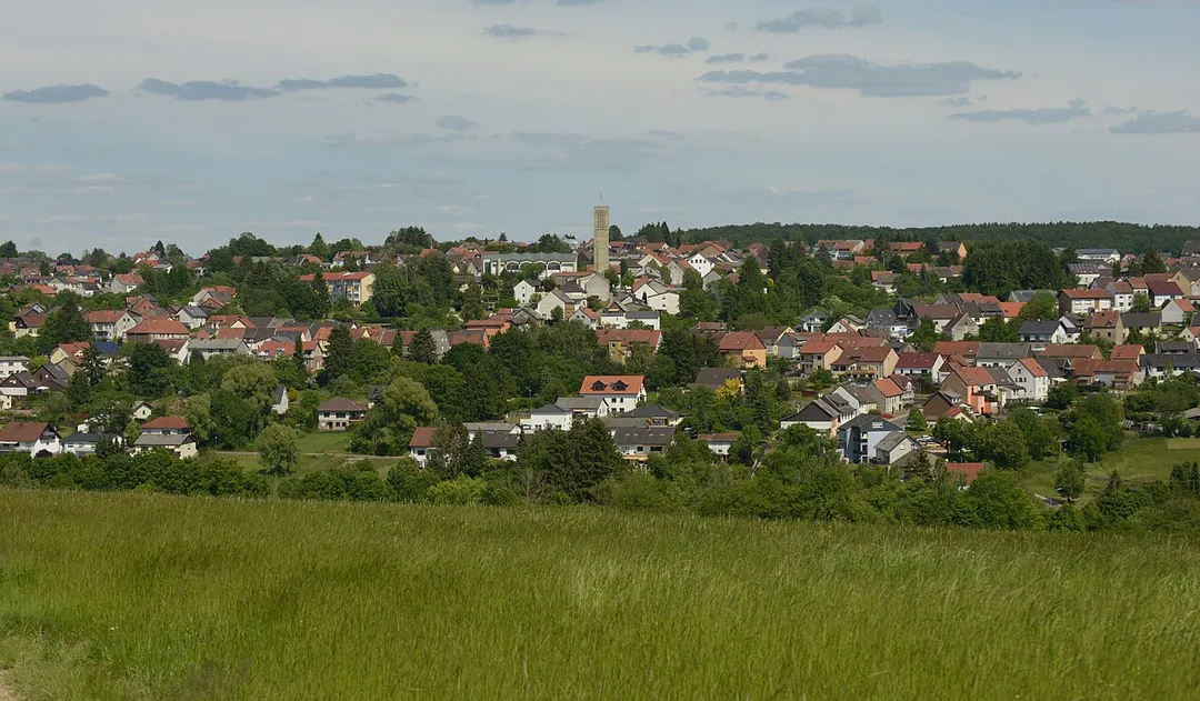 Blick von einem Feldweg bei  Steinertshaus, Ortsteil von Illingen, auf Merchweiler, Saarland/ Deutschland (2020).