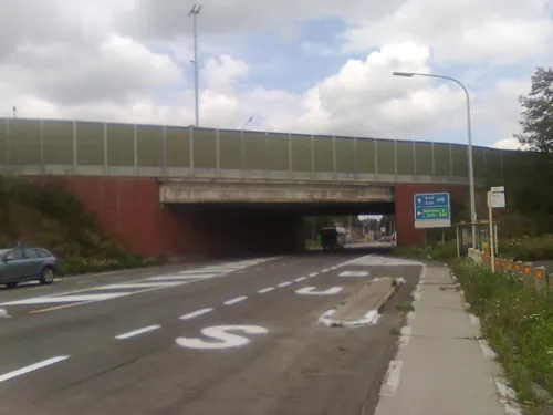 Autosnelwegbrug (E40) van Mere over de Oudenaardsesteenweg (in Erpe-Mere)