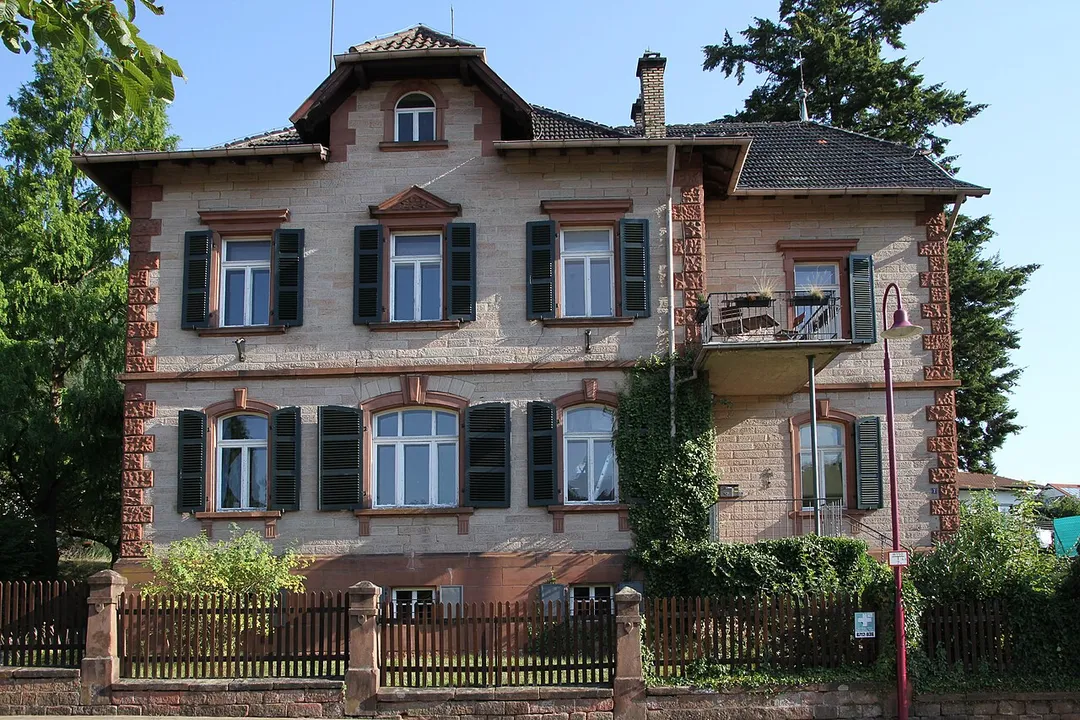 Merzalben, Höhstraße 2; Forsthaus, stattlicher historisierender Krüppelwalmdachbau, um 1900.