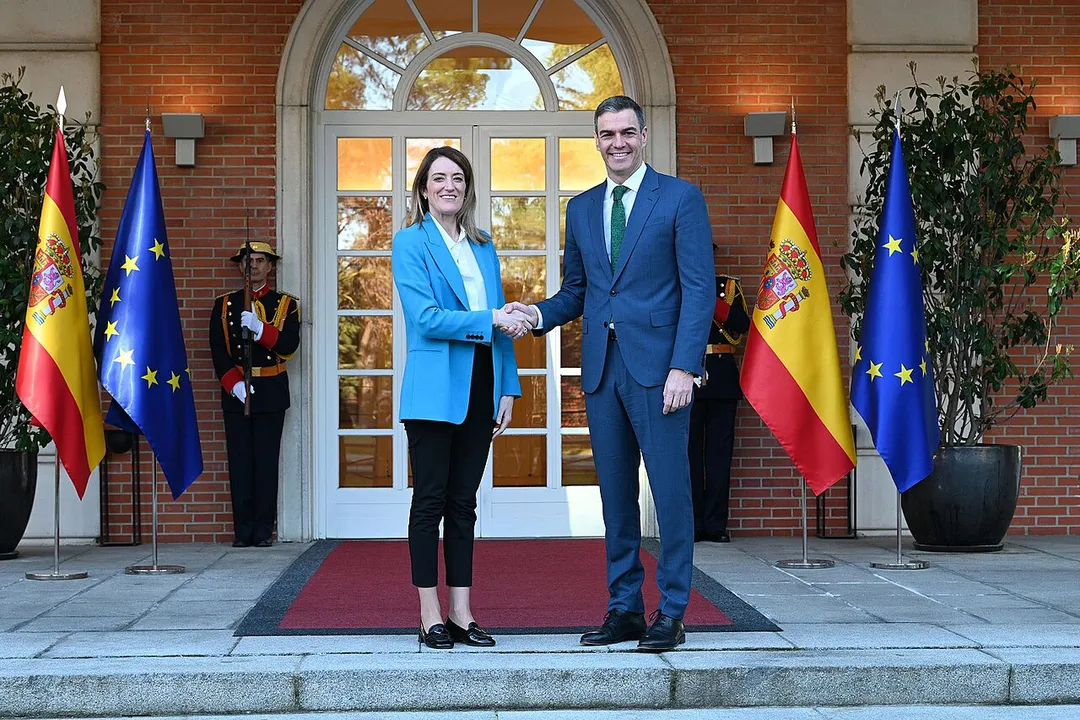 El presidente del Gobierno, Pedro Sánchez, recibe a la presidenta del Parlamento Europeo, Roberta Metsola.