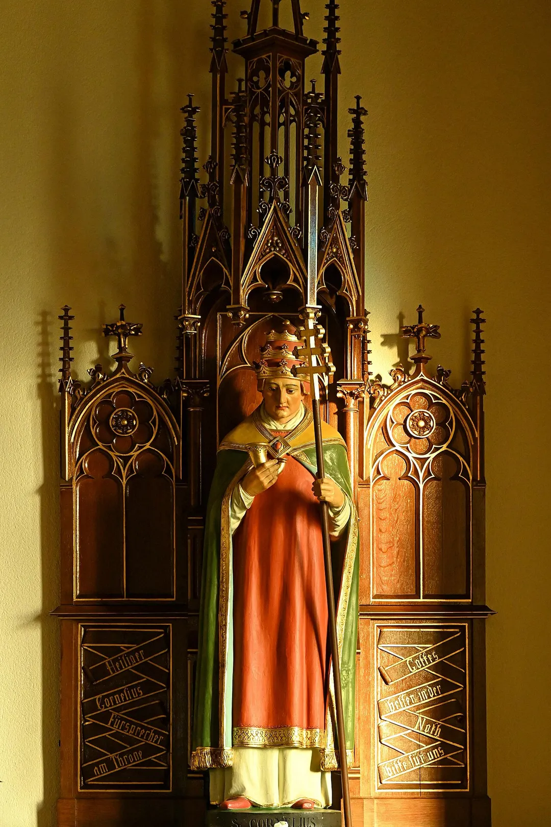 St. Martin (Meyerode), rechter Seitenaltar, St. Korneliusaltar