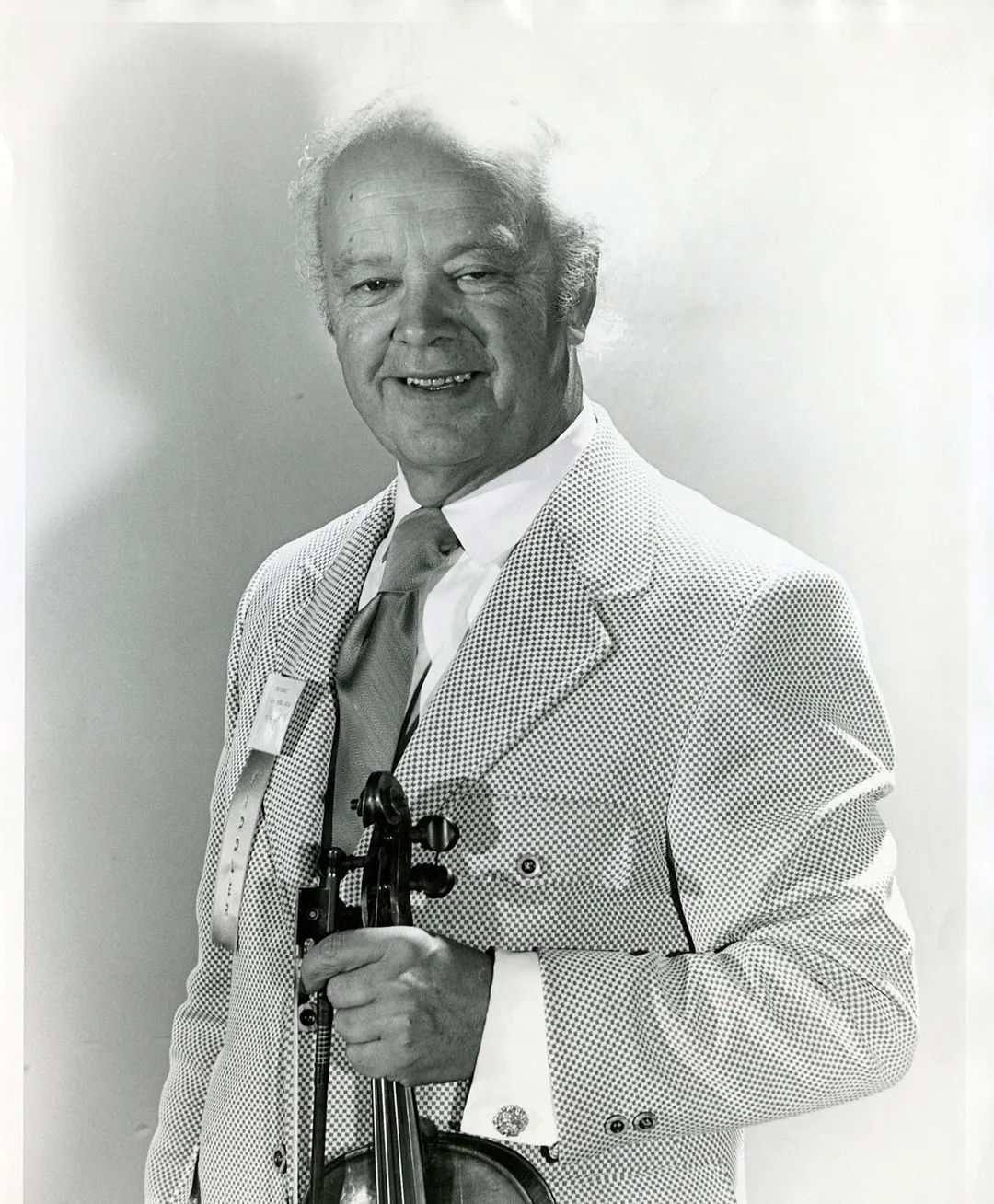Aimé Mignault, gagnant d'un concours de fiddlers (violoneux) au Vermont en 1972. Photo provenant des archives de la famille Mignault.