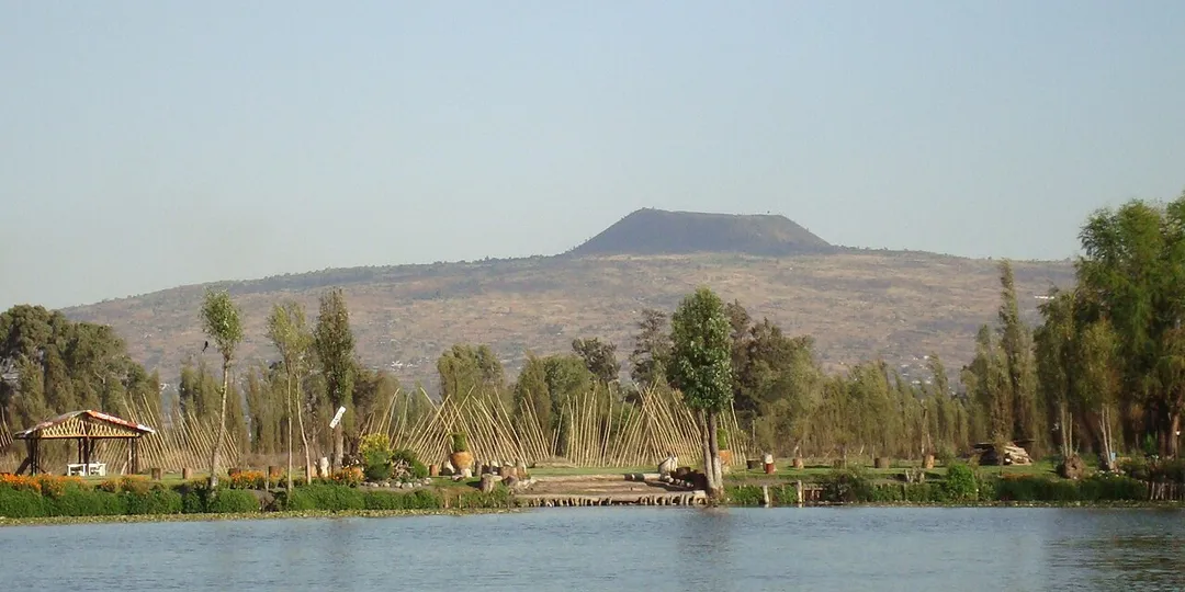 Vista del volcán Teuhtli desde el lago Huetzallin, en Xochimilco (México).