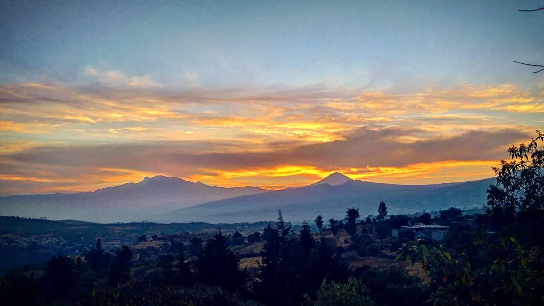 Vista hacia los volcanes en el amanecer de diciembre de 2017, desde el poblado de San Bartolomé Xicomulco, Milpa Alta
