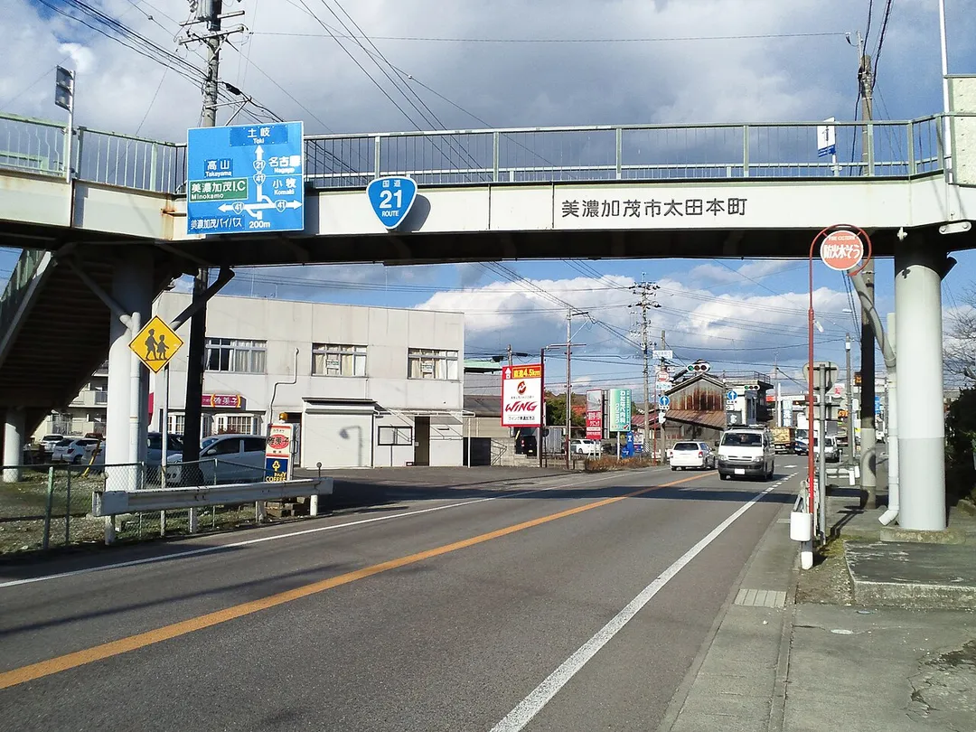 美濃加茂市太田本町の国道21号。