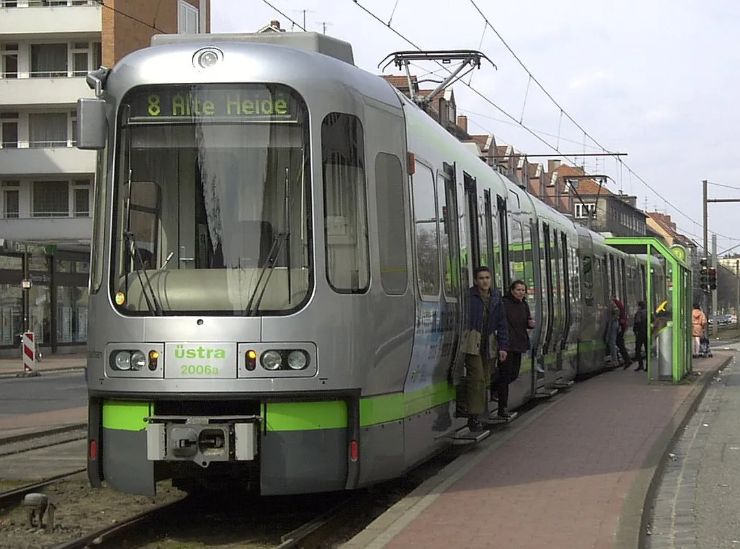 TW2000 am ehemaligen Tiefbahnsteig Vahrenwalder Platz mit ausgefahrenen Klapptrittstufen