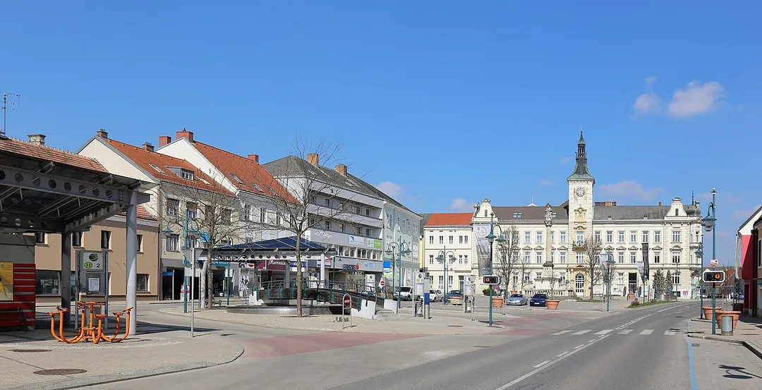 Nördlicher Teil des Hauptplatzes der niederösterreichischen Bezirkshauptstadt Mistelbach mit dem 1901 errichteten Rathaus als Abschluss.