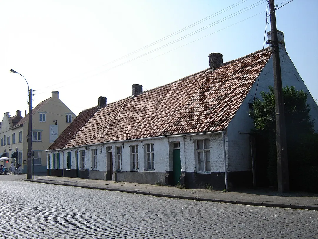 Huisjes aan de Provincieweg in dorpscentrum van MoereHouses on the Provincieweg street in the village centre of Moere, Gistel, West Flanders, Belgium