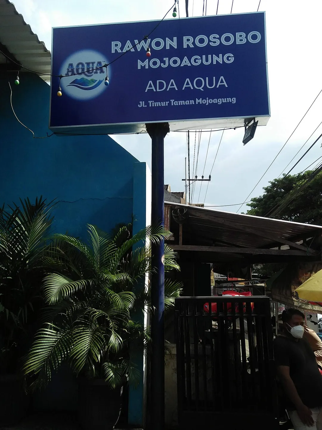Restoran Rawon Rosobo Mojoagung merupakan salah satu restoran di Kabupaten Jombang. Restoran ini berada di Kecamatan Mojoagung, Kabupaten Jombang, Jawa Timur.
Restoran ini berlokasi dekat Taman Mojoagung. Restoran ini terkenal karena daging rawonnya yang besar dan empuk. Di restoran ini tidak hanya rawon saja yang tersedia, menu yang lain jug ada.
Di Restoran Rawon Rosobo Mojoagung juga menjual aneka jajanan pasar. Karena di Restoran Rawon Rosobo Mojoagung tidak cuma rawon saja yang tersedia di sini, jajanan pasar dan menu lain pun juga ada.

Di Restoran Rawon Rosobo Mojoagung juga ada kolam ikannya. Kolam ikannya bagus sekali.
