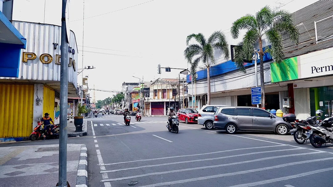 Jalan Mojopahit, salah satu pusat perniagaan di Kota Mojokerto, Jawa Timur