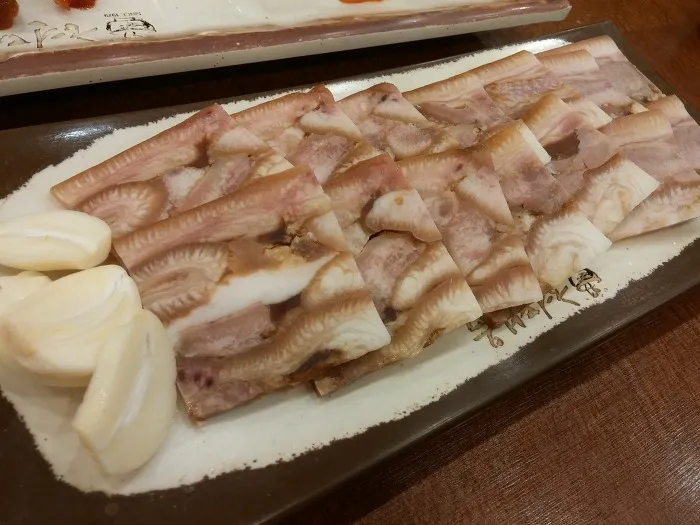 dwaeji-meori-pyeonyuk (pressed boiled pig's head meat)
