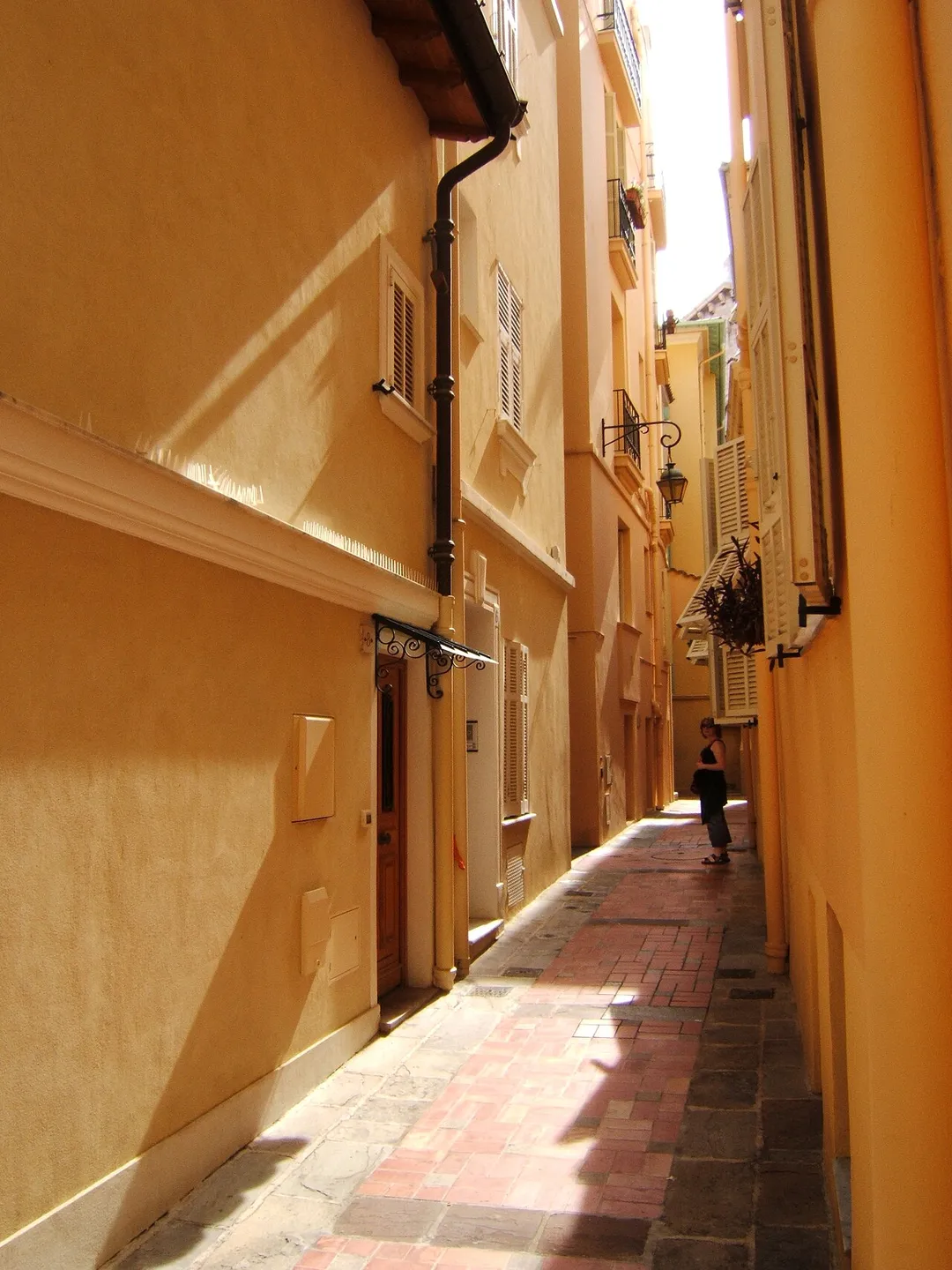 Une ruelle de Monaco-Ville sur le Rocher.