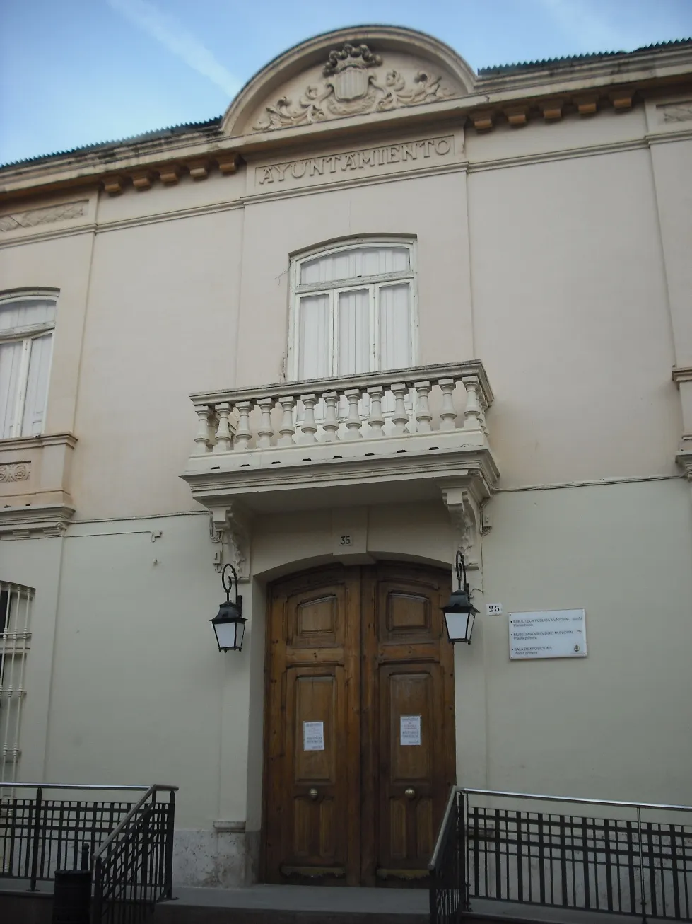 Antiguo ayuntamiento de Moncada, sede de la biblioteca municipal y el museo arqueológico.
.