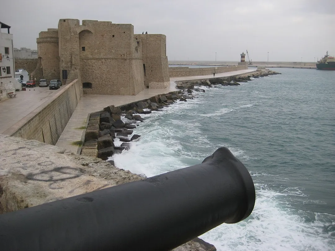 uno dei due cannoni del Bastione S.Maria; fortificazioni di Monopoli lato mare