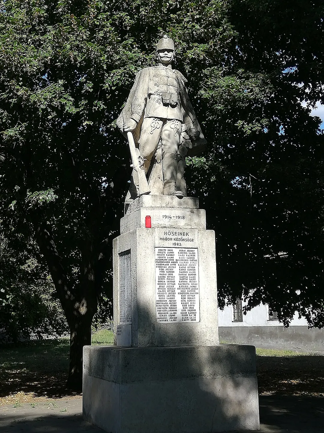 Monor, hősi emlékmű
