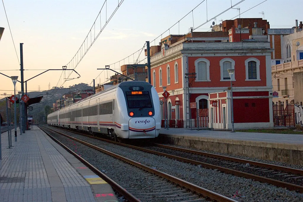 Amb els primers raigs de llum del dia, una unitat 449 en doble fa aturada a passa per l'estació de Montcada i Reixac.