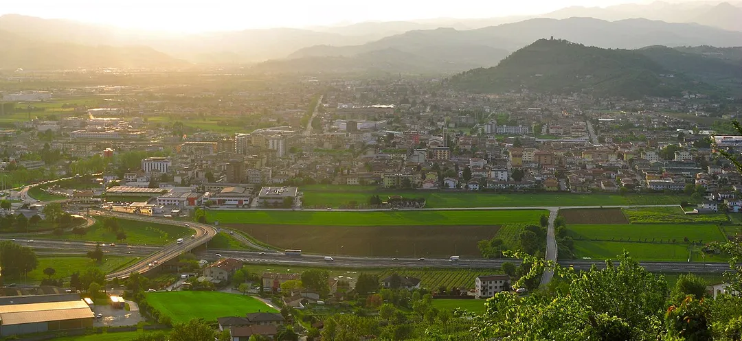 Vista sul conglomerato urbano di Montecchio Maggiore e Alte Ceccato; scattata da me.