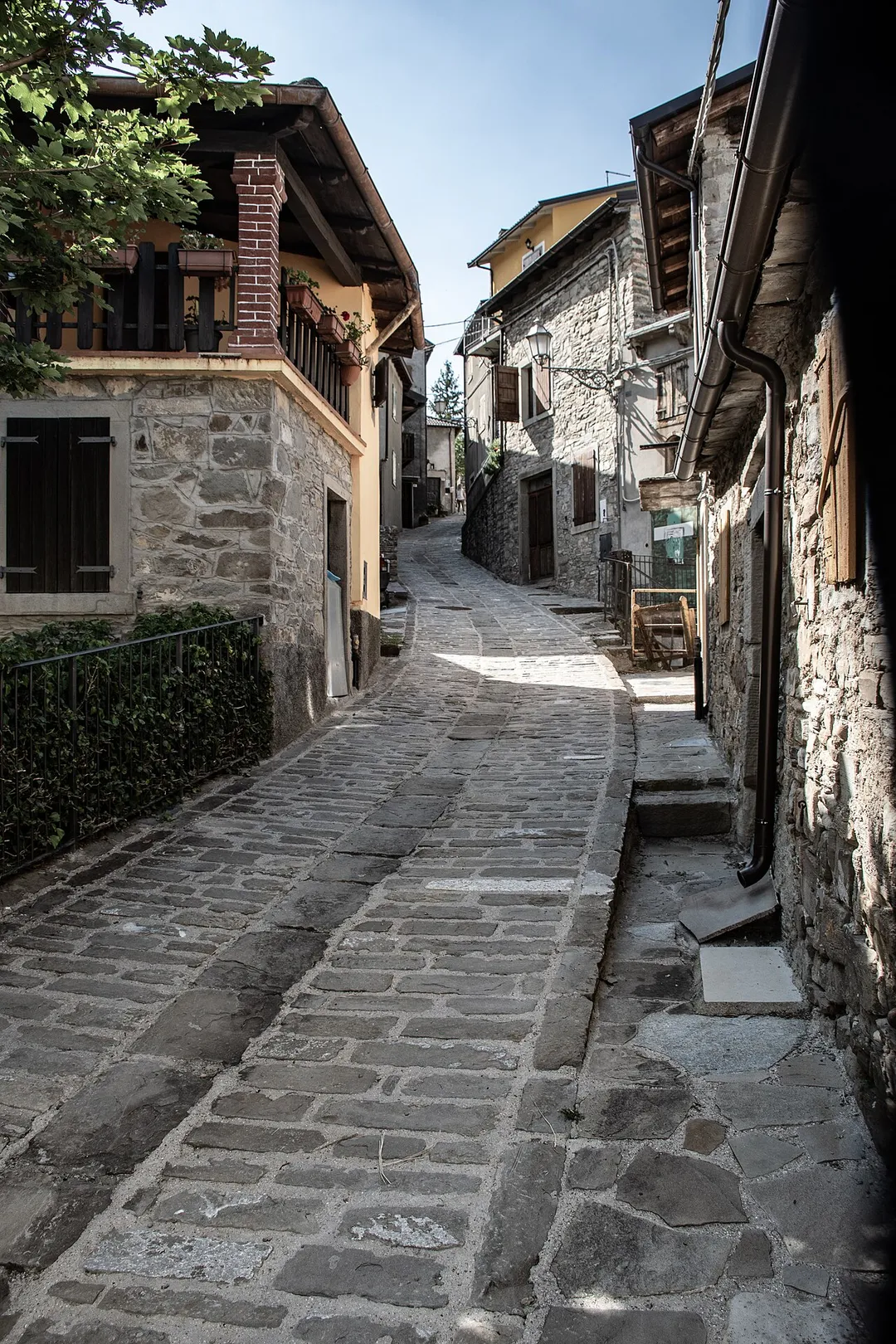Montecreto, Via Castello