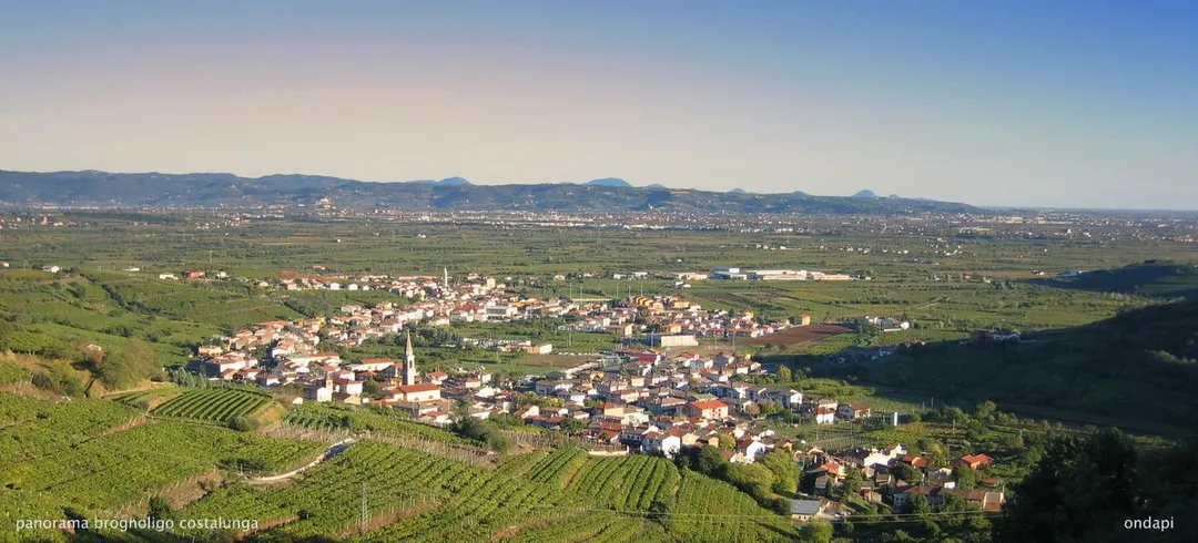 Veduta di Brognoligo e Costalunga dal colle Castellaro
Sullo sfondo i Colli Berici e gli Euganei