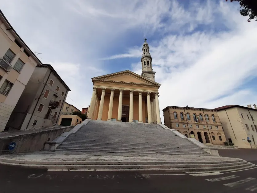 Veduta della facciata (e del campanile) della chiesa parrocchiale di S. Maria Maggiore, della facciata del Municipio e di parte del Palazzo Vescovile di Monteforte d'Alpone (VR).