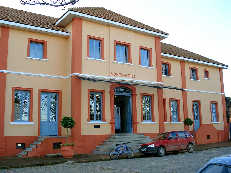 Casa da Cultura de Montenegro (Rio Grande do Sul), Brasil, instalada na antiga estação ferroviária.