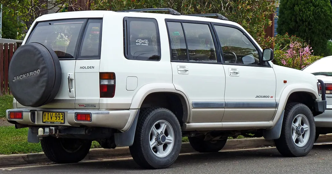 2001–2003 Holden Jackaroo (UBS) SE 5-door wagon. Photographed in Caringbah, New South Wales, Australia.