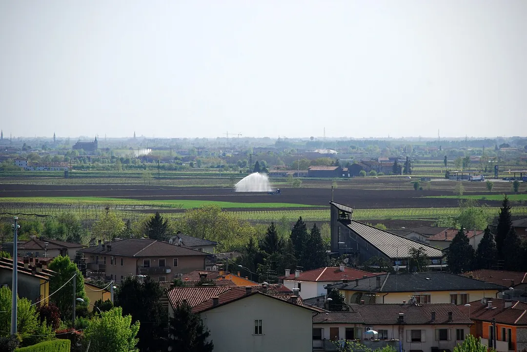 In primo piano l'abitato di Monticello di Fara, frazione di Sarego, in provincia di Vicenza, visto dal parco di Villa da Porto, detta "la Favorita".