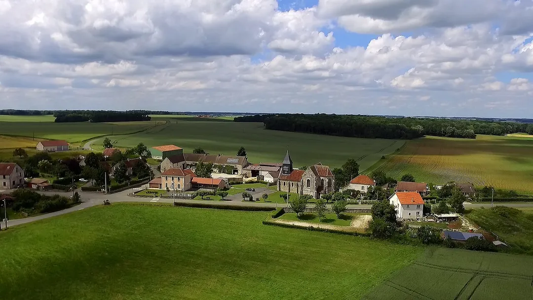 Vue aérienne du centre du village de Montolivet. A gauche de l'église, la Mairie.