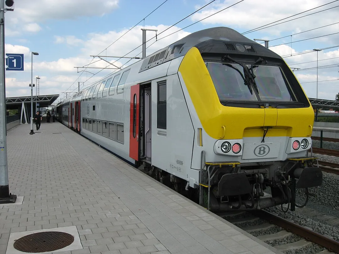 Shuttle service Antwerp - Luchtbal - Noorderkempen stopping at the HSL station. There is a M6 driving coach at each end and a locomotive in the middle.